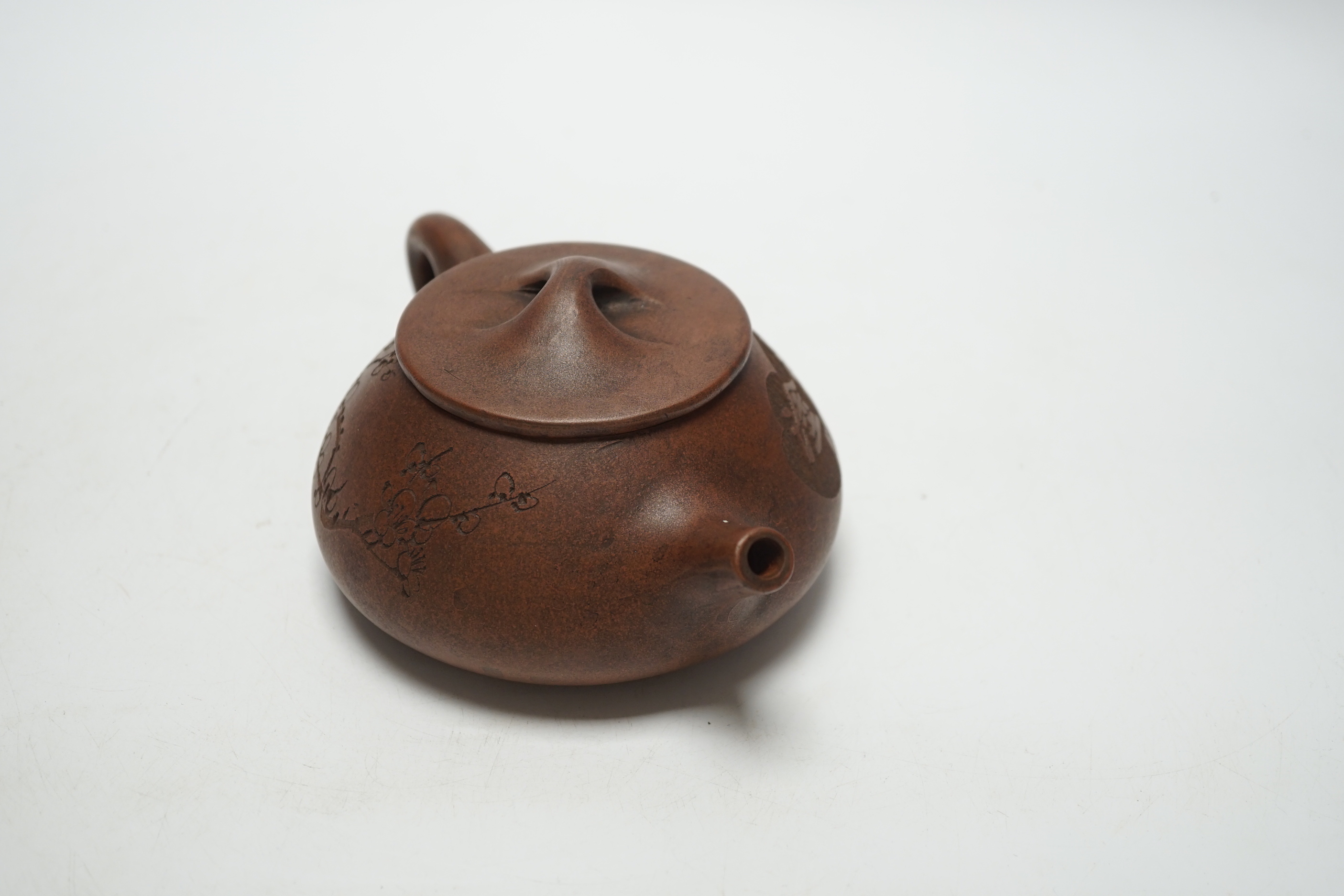 A Chinese Yixing teapot and cover, 8cm tall